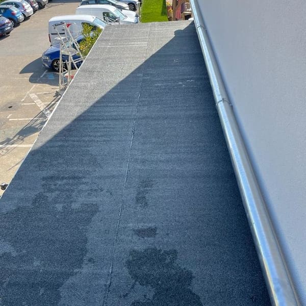 Pose de zinguerie et de tuiles